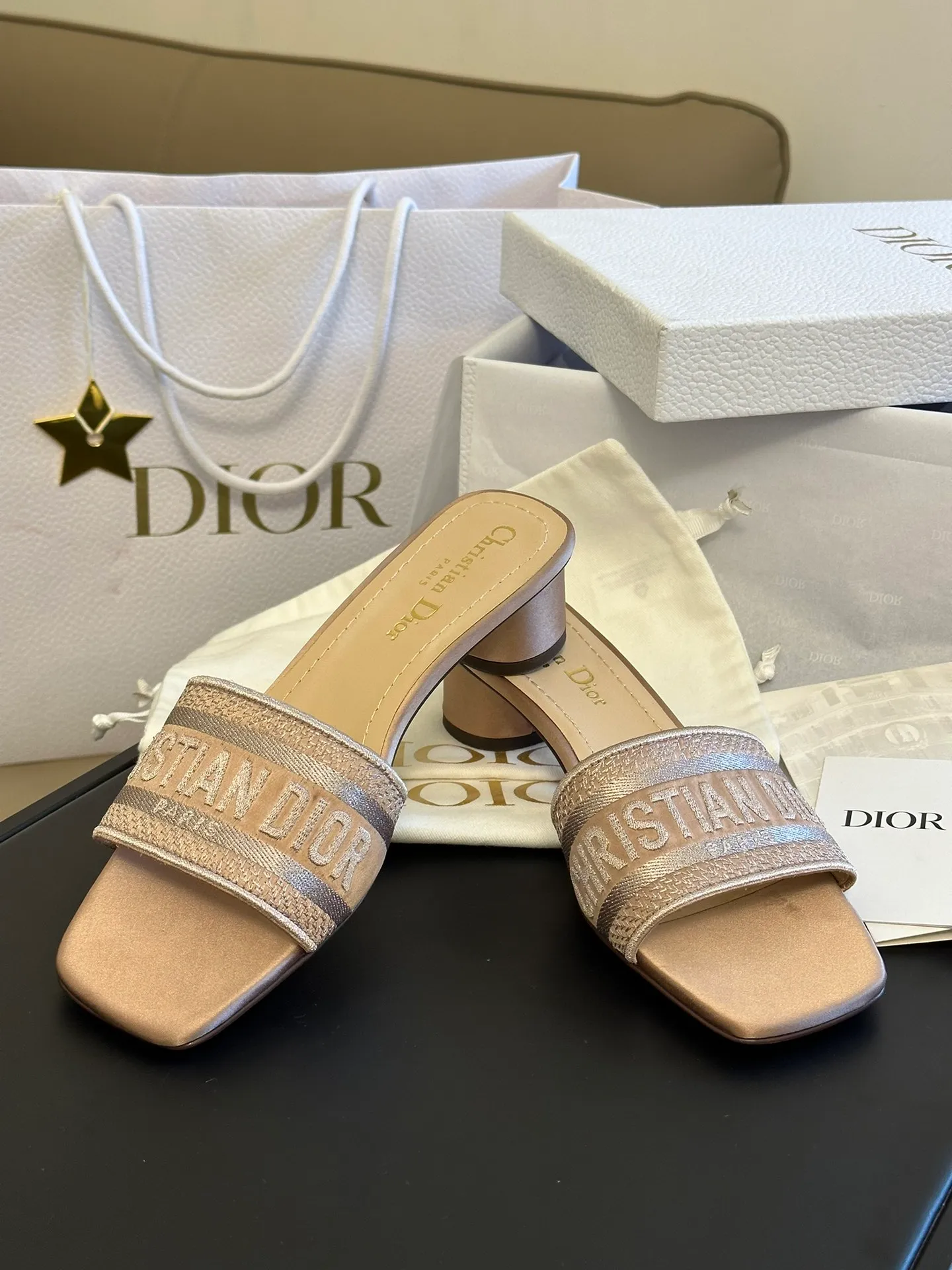 👟👟Ex-factory price 440👟👟 Women's Shoes Women's Clothing Women's Shoes Women's Clothing Women's Shoes Women's Clothes Women's Shoes Women's Clothing Dior • Dior 2025 DWAY spring and summer new one-word embroidered slippers version CD letter logo three-dimensional embroidery cylindrical heel sandals Square toe thick heel jelly color open-toe slippers Upper: Original consistent high-temperature water-soluble cotton electric embroidery technology silk fabric Lining: water-dyed sheepskin lining Outsole: Italian leather outsole Heel height: 3.5CM Size: 35-40
